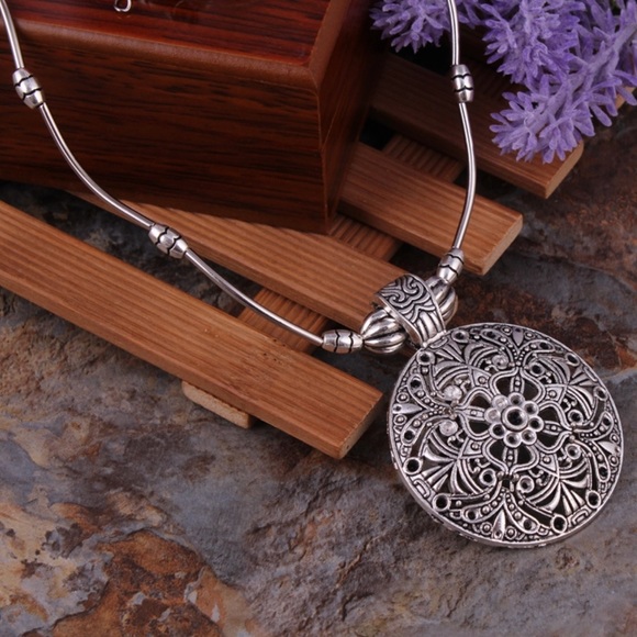 ❤️JUST IN ❤️ SILVER NECKLACE - Picture 3 of 4